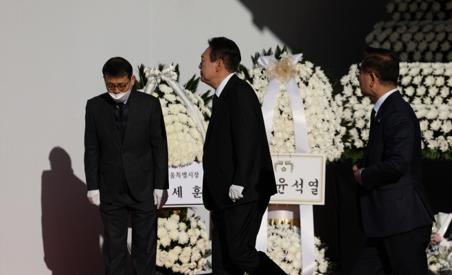 서울광장 합동분향소 찾은 윤석열 대통령