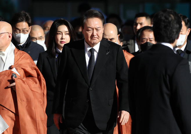 이태원 참사 추모 법회 참석한 윤석열 대통령 내외