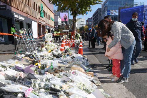 추모하는 가족<YONHAP NO-3578>