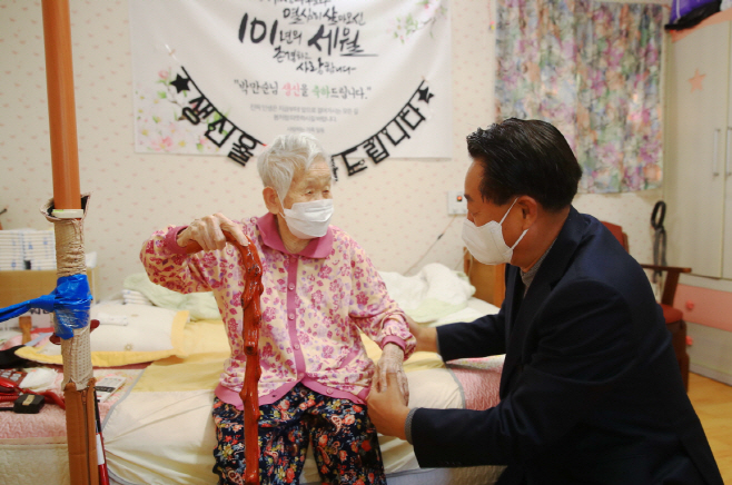 100세 장수 주민에게 청려장 전달1