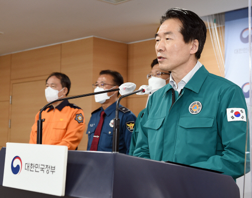 [포토]이태원 사고 중대본 회의 브리핑하는 김성호 본부장