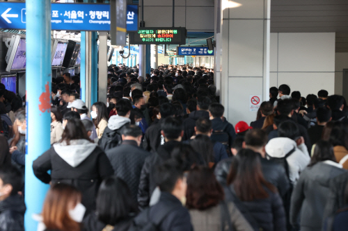 무궁화호 탈선 사고…혼잡한 출근길<YONHAP NO-3169>