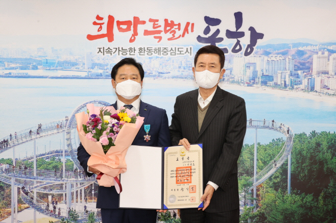 기영오 포항시 산림조합 목재유통센터장, 이강덕 포항시장이