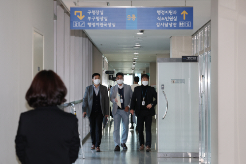 특수본, 용산구청장실 압수수색 나서<YONHAP NO-3077>