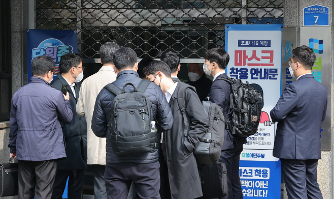 열리는 민주당사 철문