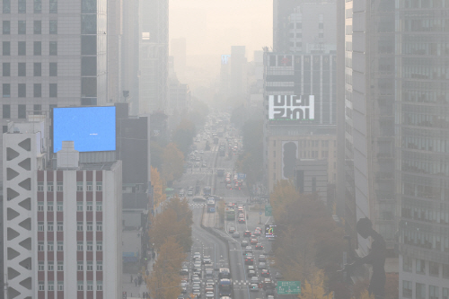 초미세먼지와 안개로 덮인 서울 도심<YONHAP NO-1551>