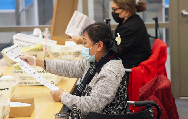 미 중간선거 전날 투표용지 분류하는 직원들