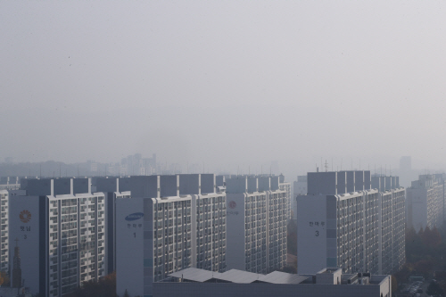 미세먼지와 안개로 덮인 대전 도심<YONHAP NO-2285>