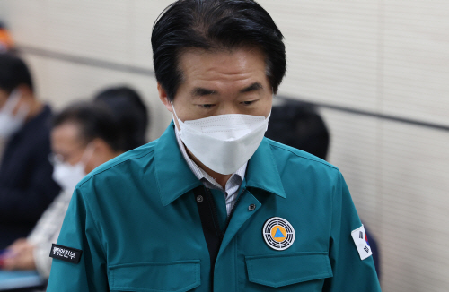 브리핑 입장하는 김성호 재난안전관리본부장<YONHAP NO-2949>