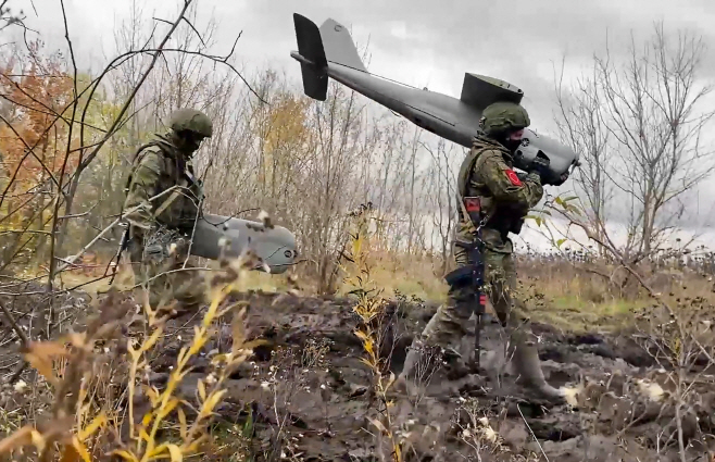 우크라이나 전장서 무인정찰기 든 러시아 군인