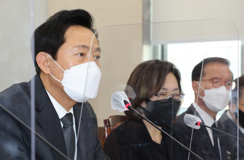 질의에 답변하는 오세훈 서울시장<YONHAP NO-4776>