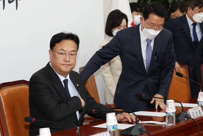 비상대책위원회의 참석하는 정진석 비상대책위원장