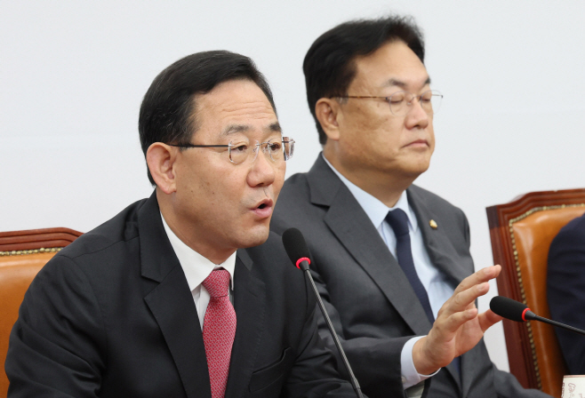 발언하는 주호영 원내대표