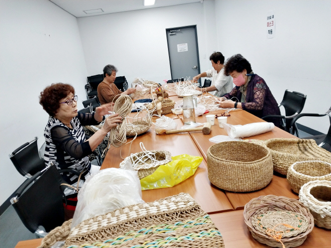 (사진) 제3회 영천짚풀공예 회원전(1)