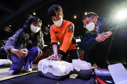 소중한 생명을 구하기 위해<YONHAP NO-4198>
