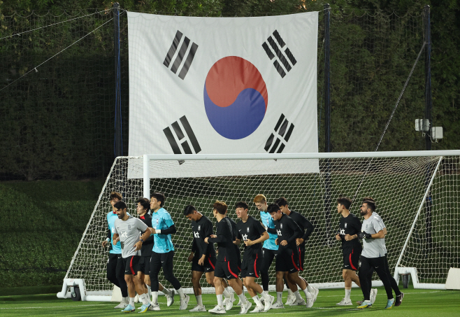 축구 대표팀 첫 현지 훈련<YONHAP NO-0187>
