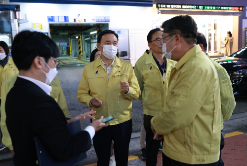 보도용 221030 구청장 강남역 일대 순찰 점검 1