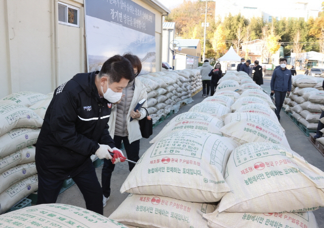 이강덕 포항시장이 공공비축미 품질검사를 하고 있다/제공=포항