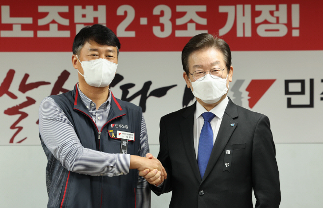 양경수 민주노총 위원장과 인사하는 이재명 대표