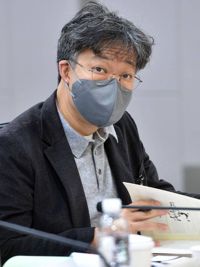 [포토] 주제발표 듣는 김용주 교수