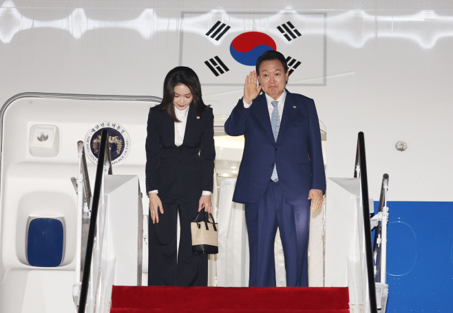 동남아 순방 마친 윤석열 대통령 내외<YONHAP NO-0046>