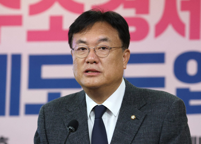 축사하는 정진석 비대위원장