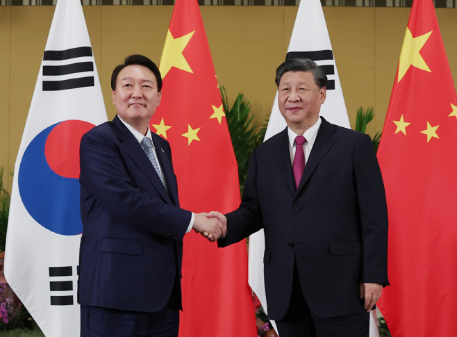 악수하는 윤석열 대통령과 시진핑 중국 국가주석