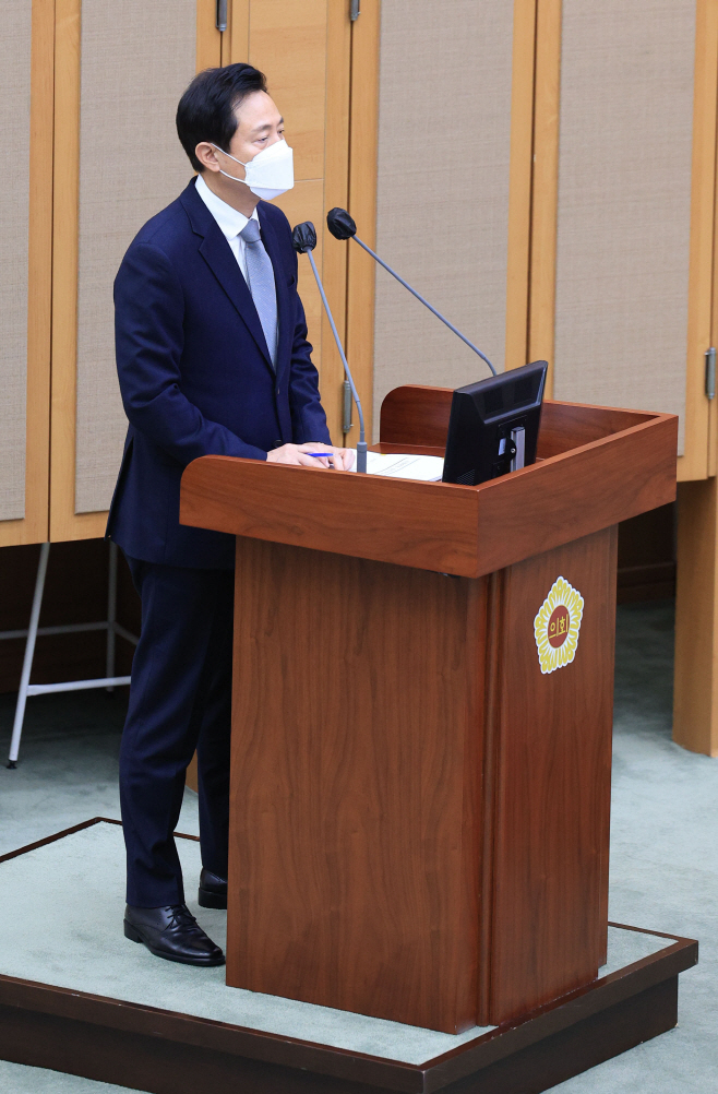 질의에 답하는 오세훈 서울시장<YONHAP NO-2322>