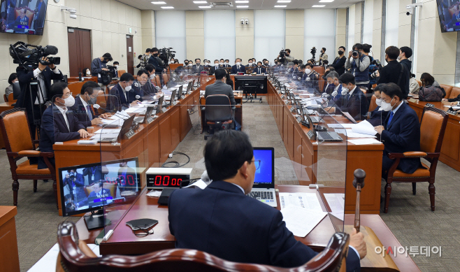 [포토] 경찰국 예산 20% 깎여 행안위 통과…지역상품권 5천억 증액