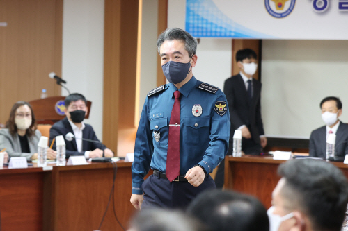 퇴장하는 윤희근 경찰청장<YONHAP NO-2921>