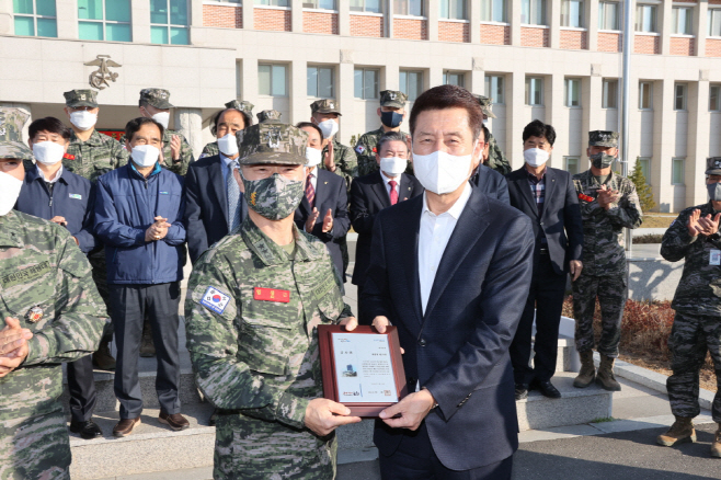 이강덕 포항시장이 임성근 해병대 제1사단장에 감사패를 전달