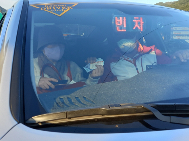 시민이 지난 2019년부터 도입한 '경주 행복택시'를 이용하고 있