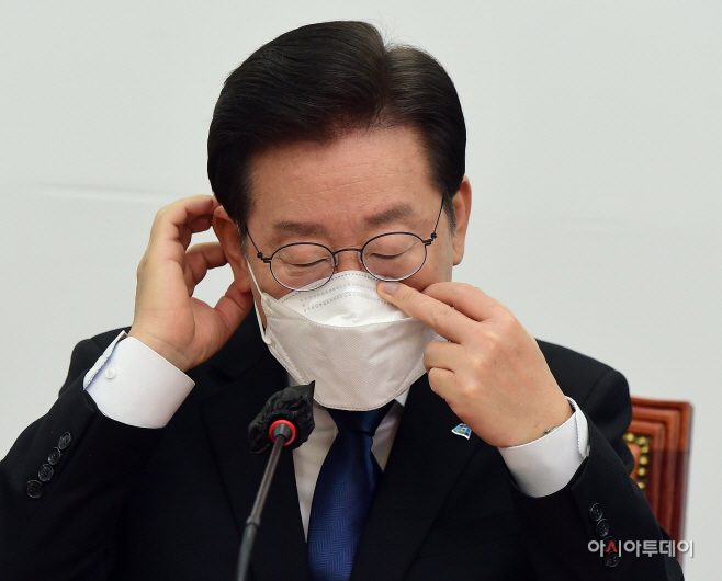 [포토] 마스크 쓰는 이재명 대표