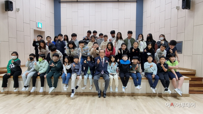 유병권 청양군 명예군수 가남초에 장학금 기탁