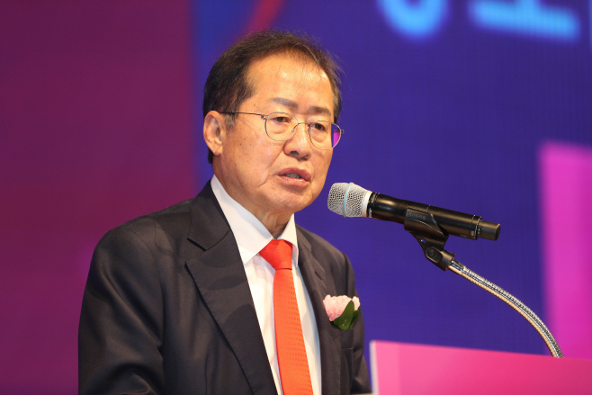 인사말 하는 홍준표 대구시장<YONHAP NO-4199>