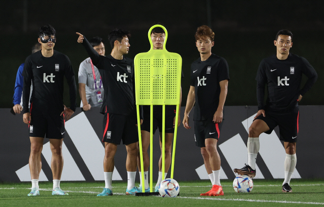 훈련하는 대표팀<YONHAP NO-0526>