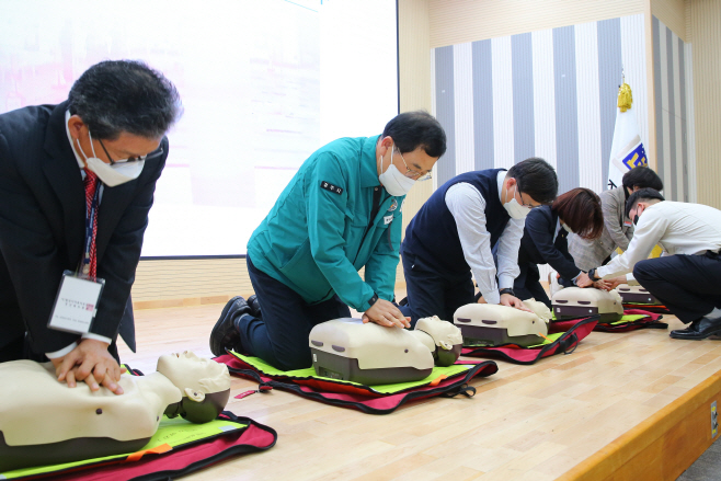 주낙영 경주시장이'경주시 안전강화 간담회'에서 실습용 인체