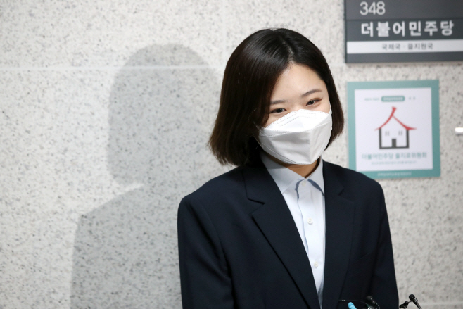 입장 밝히는 박지현<YONHAP NO-3087>