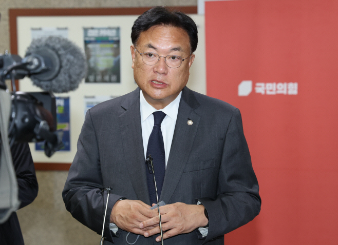 답변하는 정진석 비대위원장<YONHAP NO-5097>