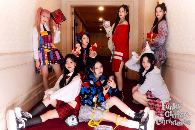 NMIXX Funky Glitter Christmas 단체 이미지