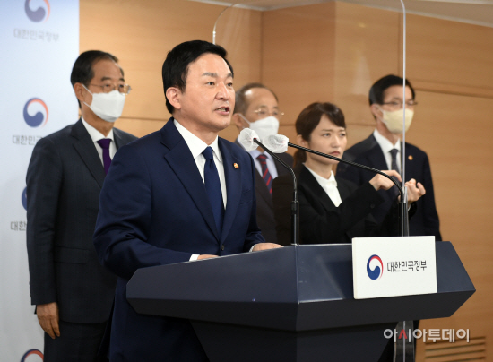 [포토]화물연대 집단운송 거부에 대한 기자들 질문에 답변하는 원희룡 장관