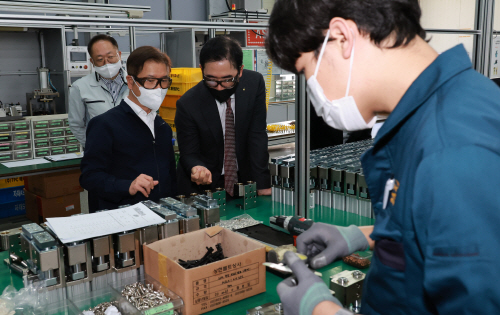 우수 훈련 중소기업 방문한 이정식 장관<YONHAP NO-3982>