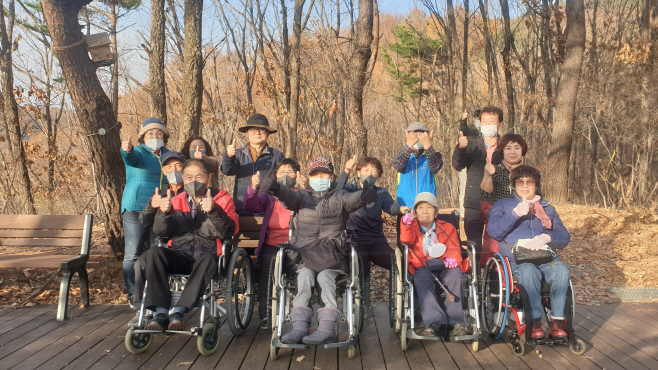 복지관광 참가자들이 기념촬영을 하고 있다.