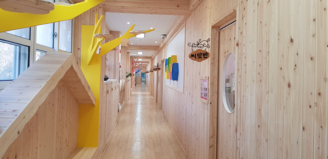 장수 성곡어린이집에 국산 목재로 실내 환경을 개선