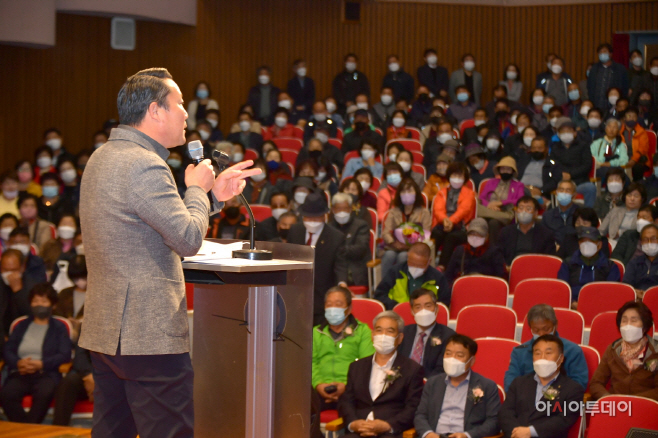 정주인구 증대를 위해 특강하고 있는