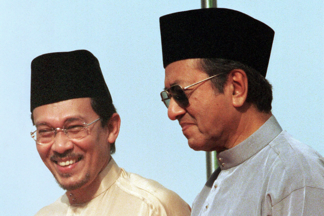 Malaysia Election Anwar <YONHAP NO-3633> (AP)