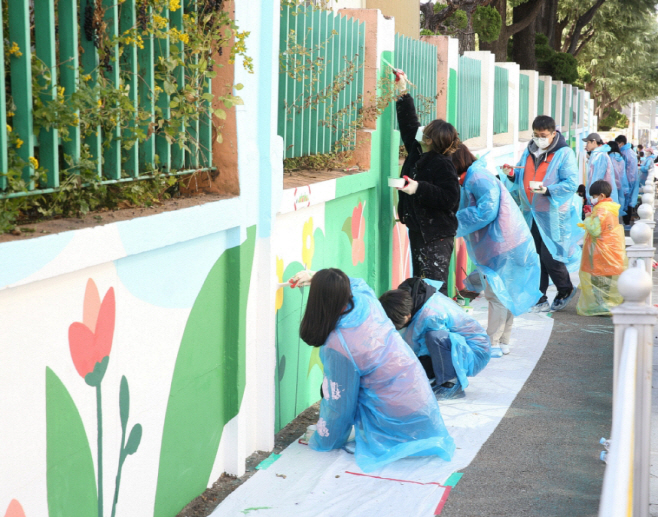 한국타이어 주관 가족과 함께하는 벽화그리기 봉사활동