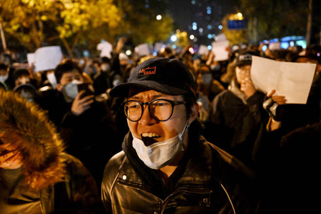 TOPSHOT-CHINA-HEALTH-VIRUS-PROTEST <YONHAP NO-4608> (AFP)
