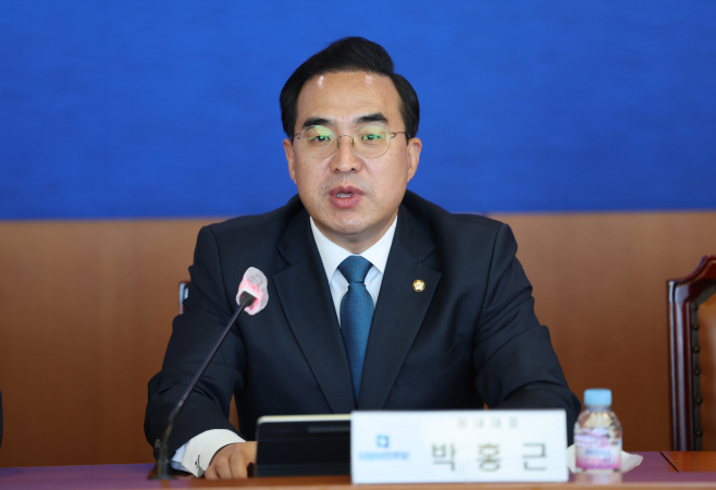 발언하는 박홍근 대표