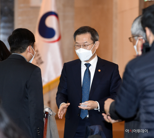 [포토]회의 참석 위원과 인사하는 이종호 과기부 장관